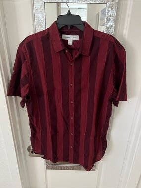 Old Navy Men's Burgundy Striped Short-Sleeve Button-Down Shirt
